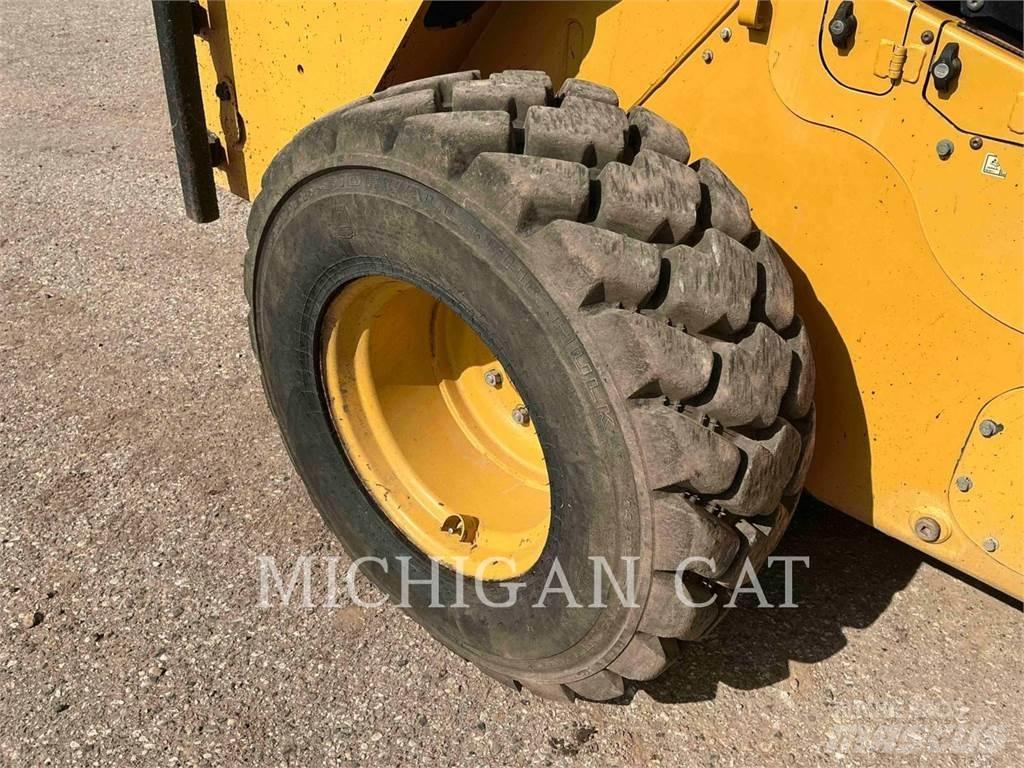 CAT 272D2XHP AQ Kompaktlastare