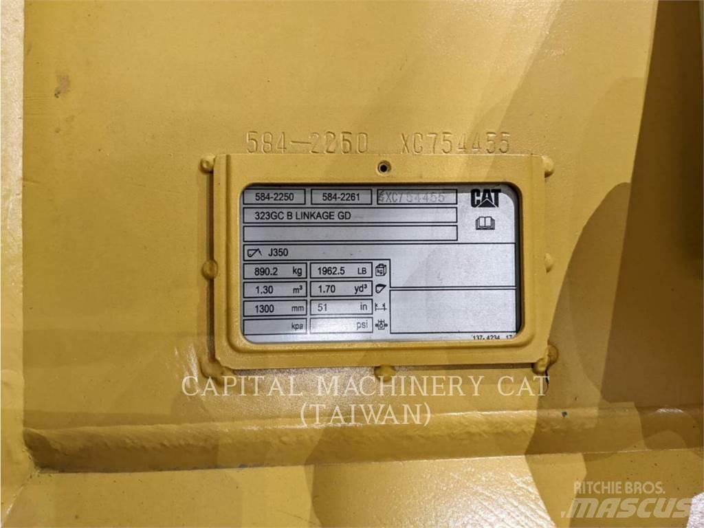 CAT 323GC Skopor