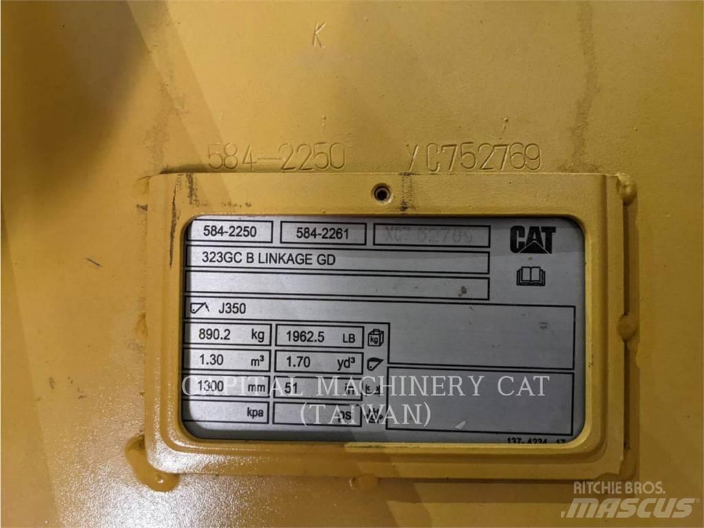 CAT 323GC Skopor