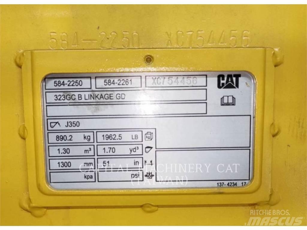 CAT 323GC Skopor