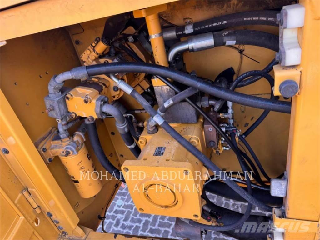 CAT 374D L Bandgrävare