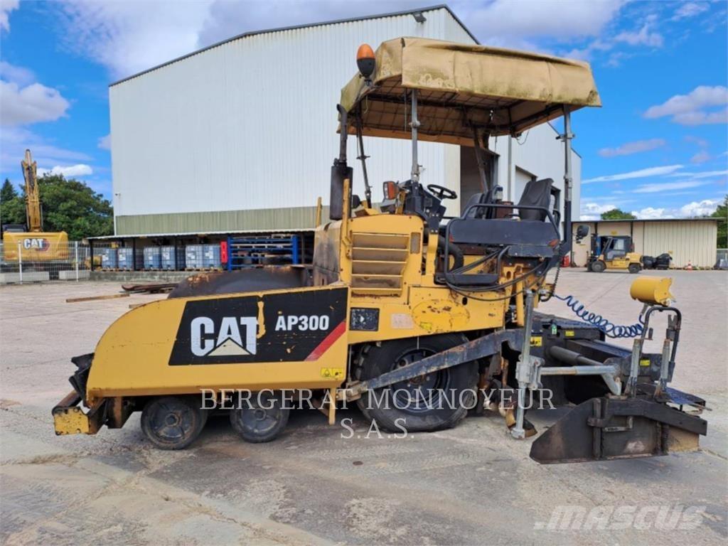 CAT AP300 Asfaltsläggningsmaskiner