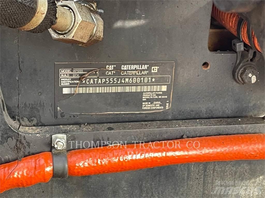 CAT AP555 Asfaltsläggningsmaskiner