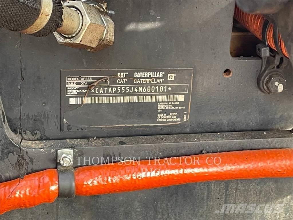 CAT AP555 Asfaltsläggningsmaskiner