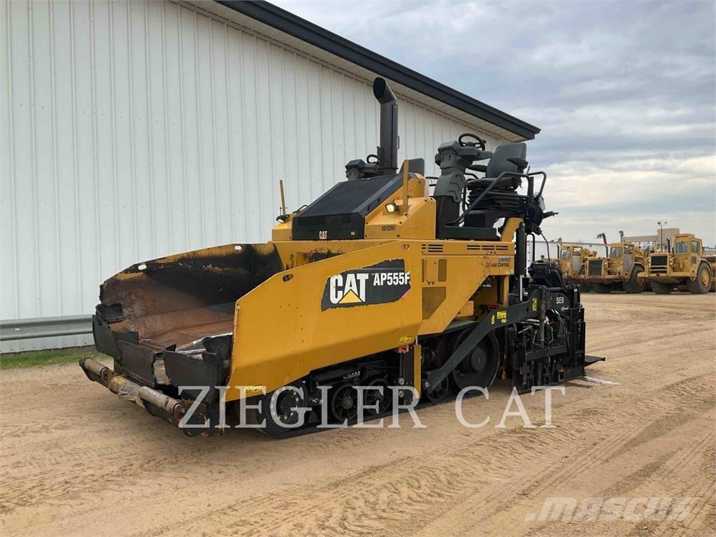 CAT AP555F Asfaltsläggningsmaskiner