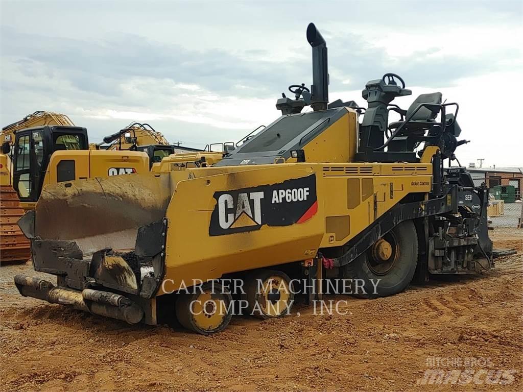 CAT AP600F Asfaltsläggningsmaskiner