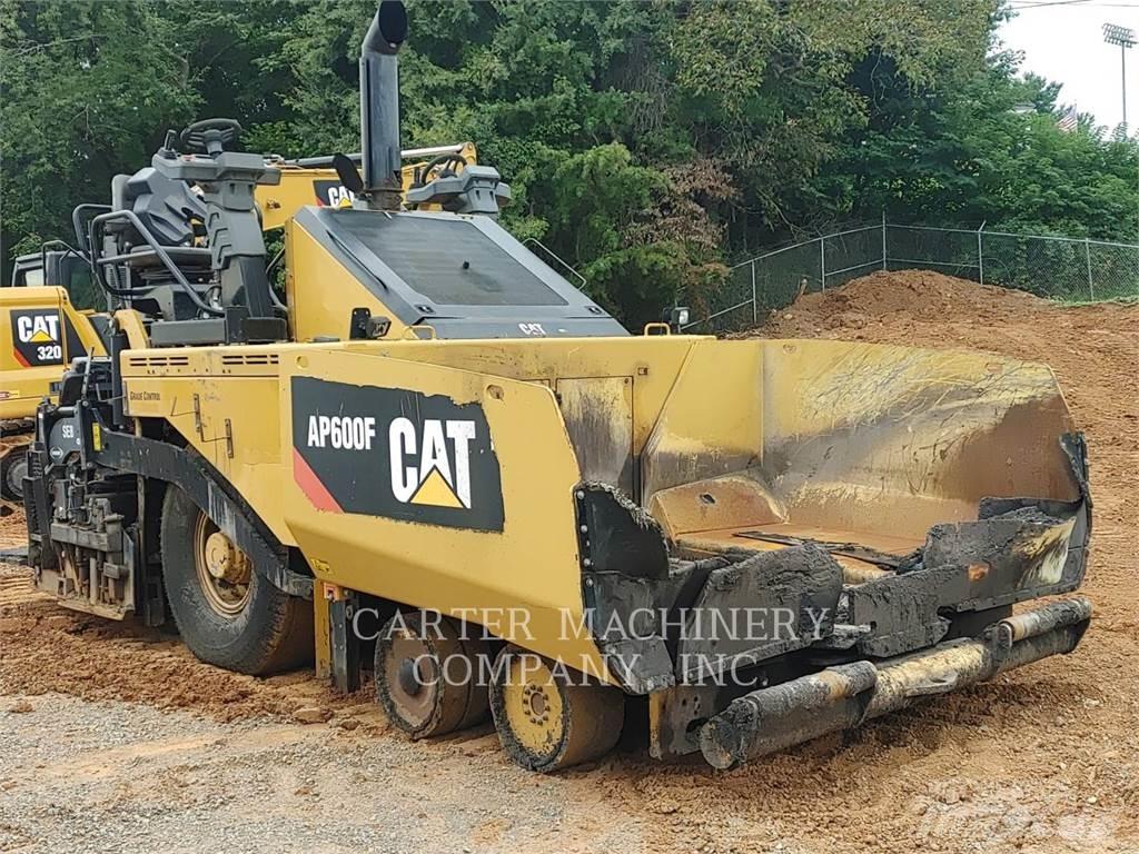CAT AP600F Asfaltsläggningsmaskiner
