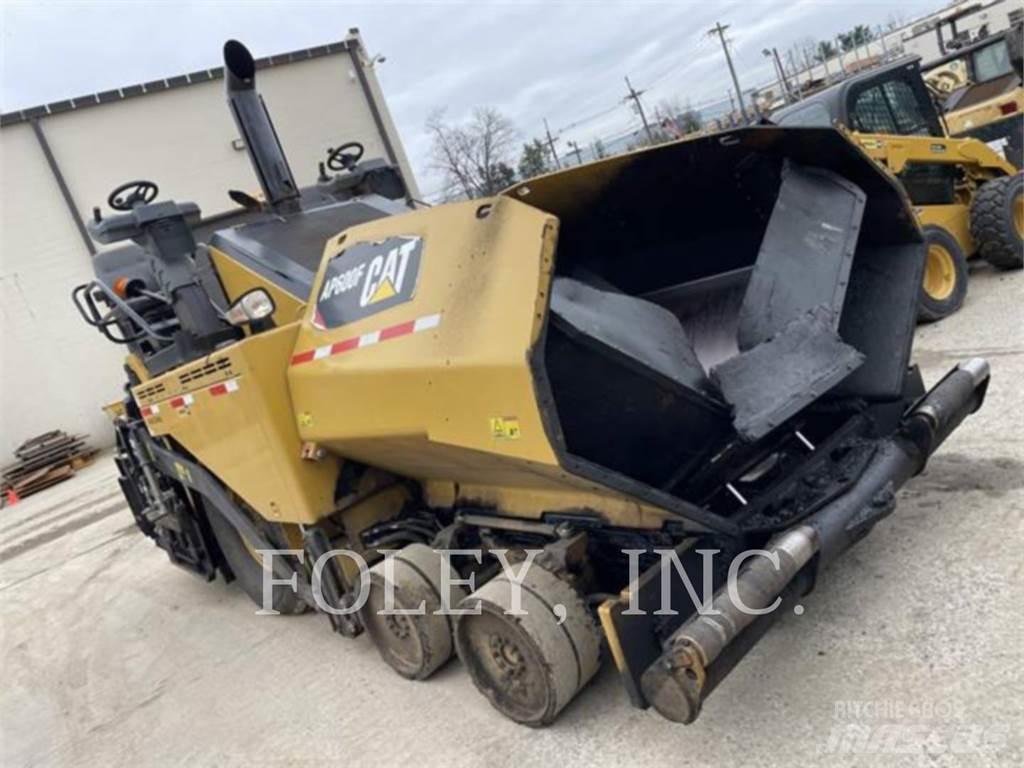 CAT AP600F Asfaltsläggningsmaskiner