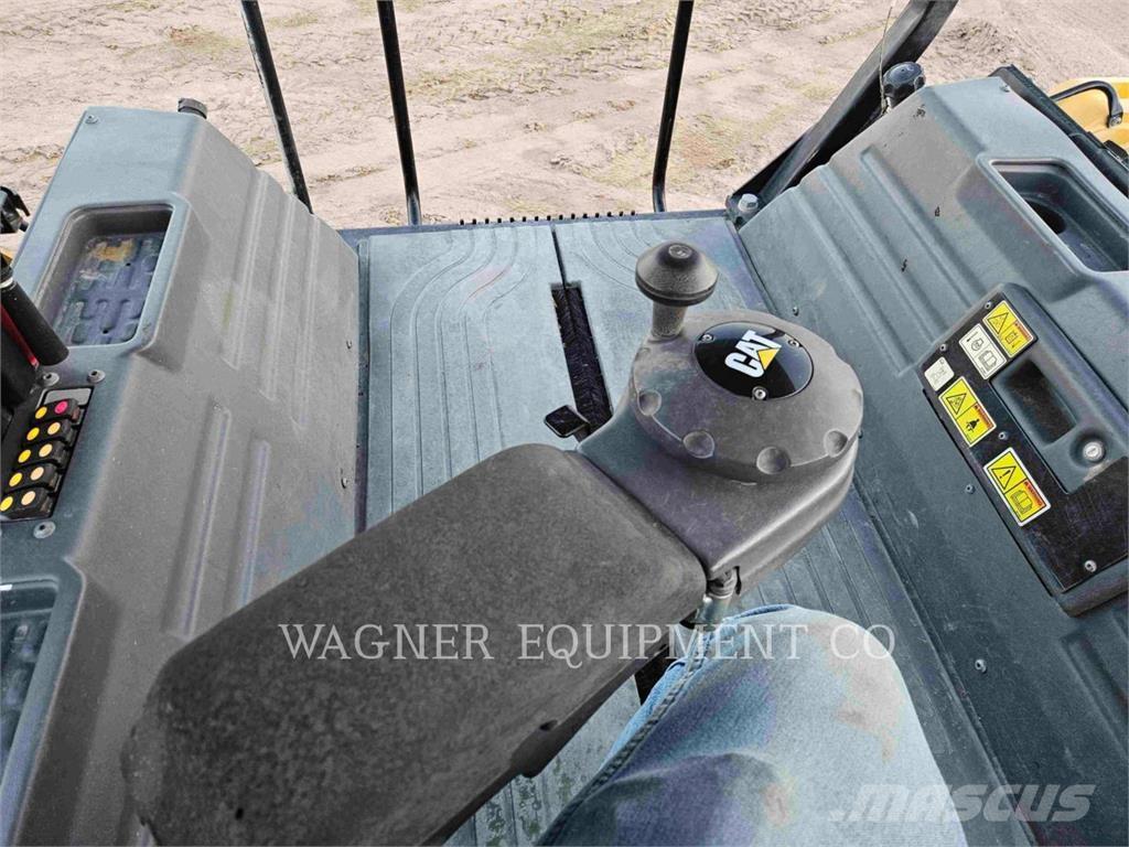 CAT CB16 Asfaltsläggningsmaskiner