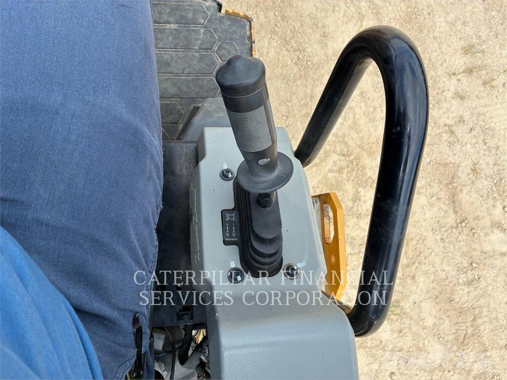 CAT CB2.703 Tvåvalsvältar