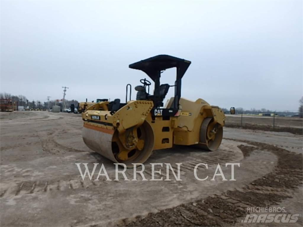 CAT CB64 Asfaltsläggningsmaskiner