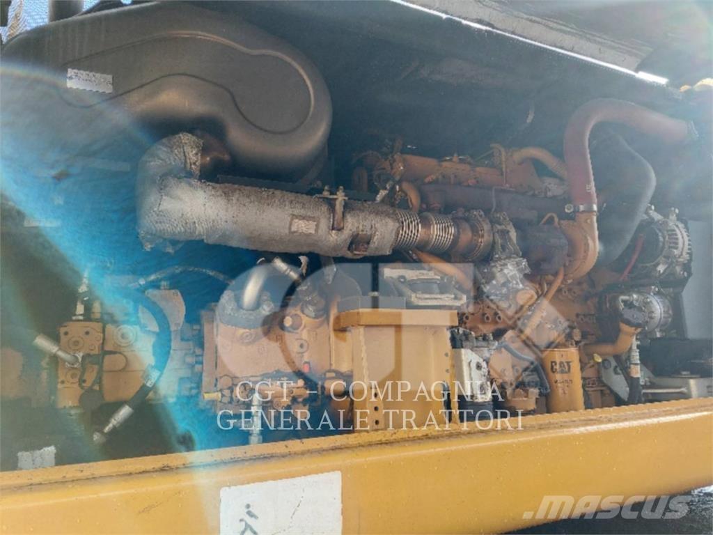 CAT MH 3024 Hjulgrävare