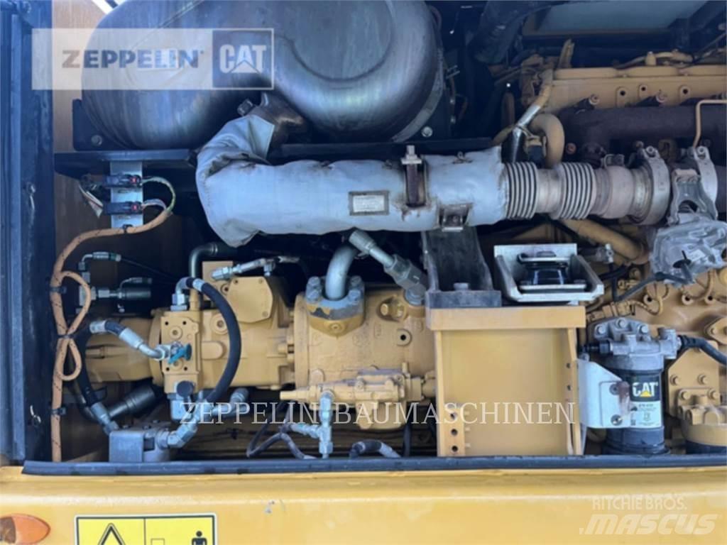 CAT MH3024 Rivningsgrävare