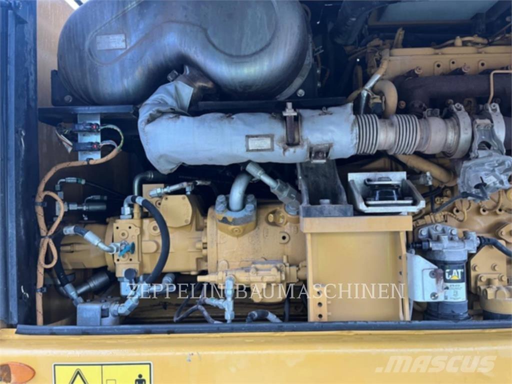CAT MH3024 Rivningsgrävare