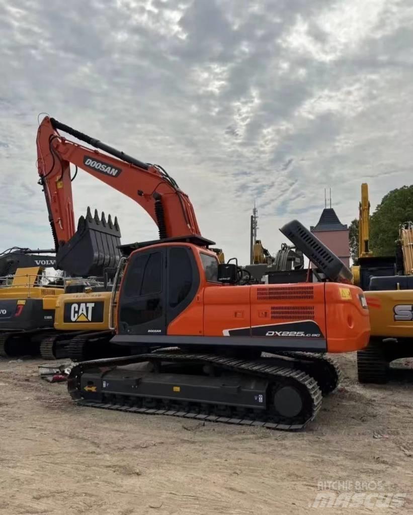 Doosan DX 225 Bandgrävare