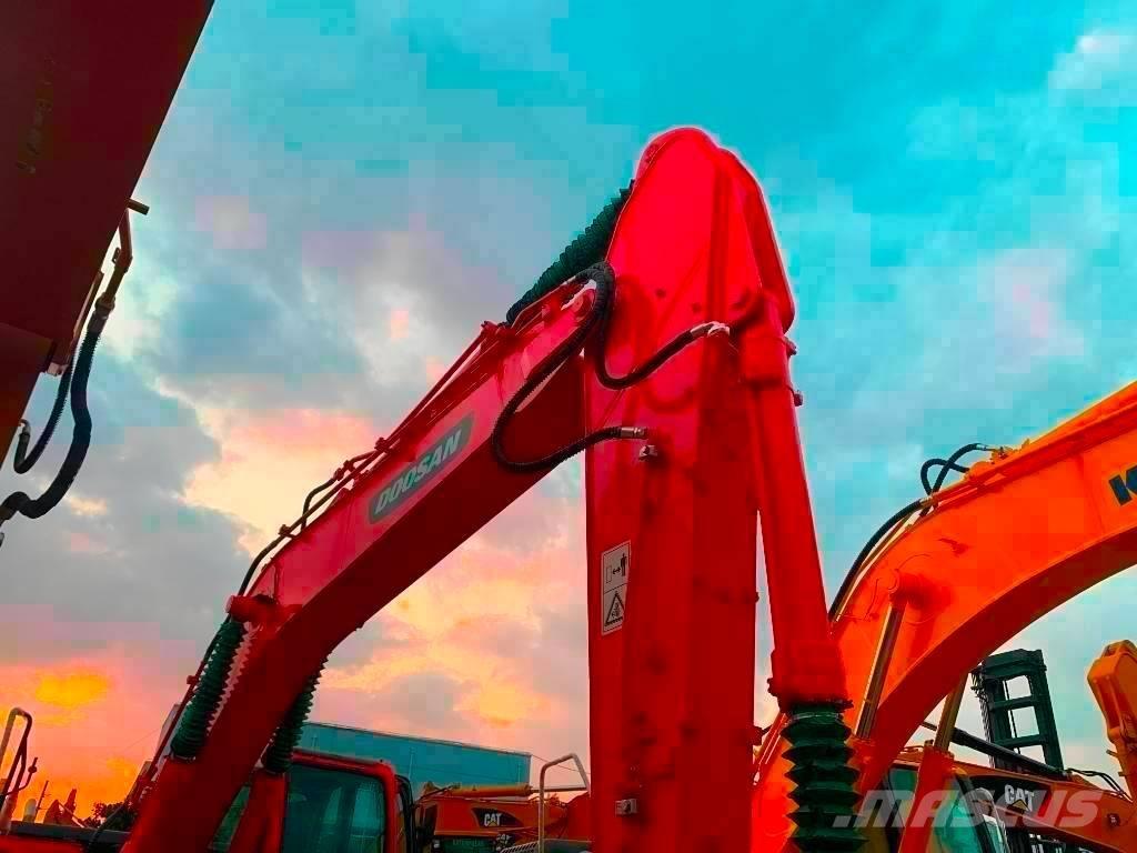 Doosan DX 225 LC Bandgrävare