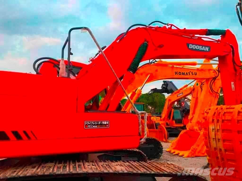 Doosan DX 225 LC Bandgrävare