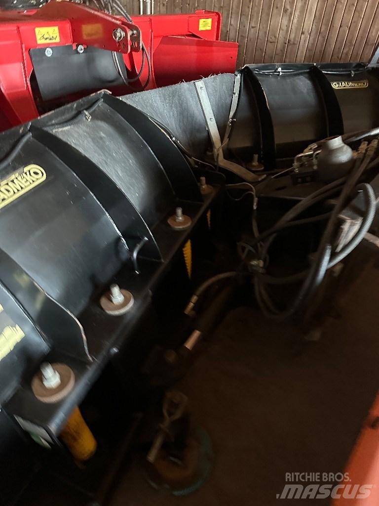 Gradmeko 320 v Snöblad och plogar
