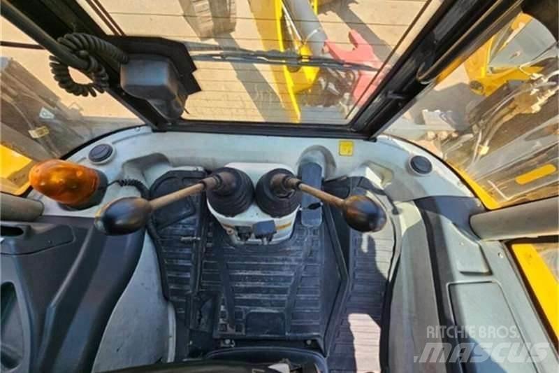 Dezzi CMI 4X4 TLB Grävlastare