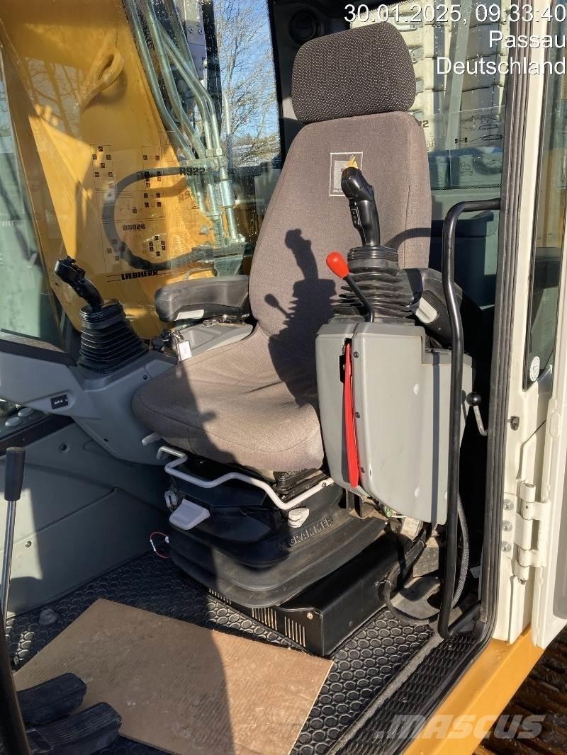 Liebherr R922 Bandgrävare