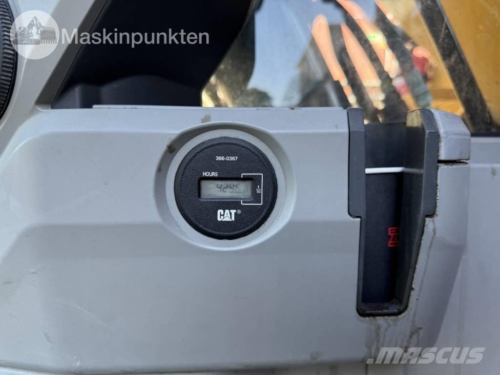 CAT 320 F L Bandgrävare