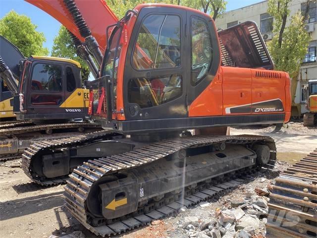 Doosan DX 225 LC Bandgrävare
