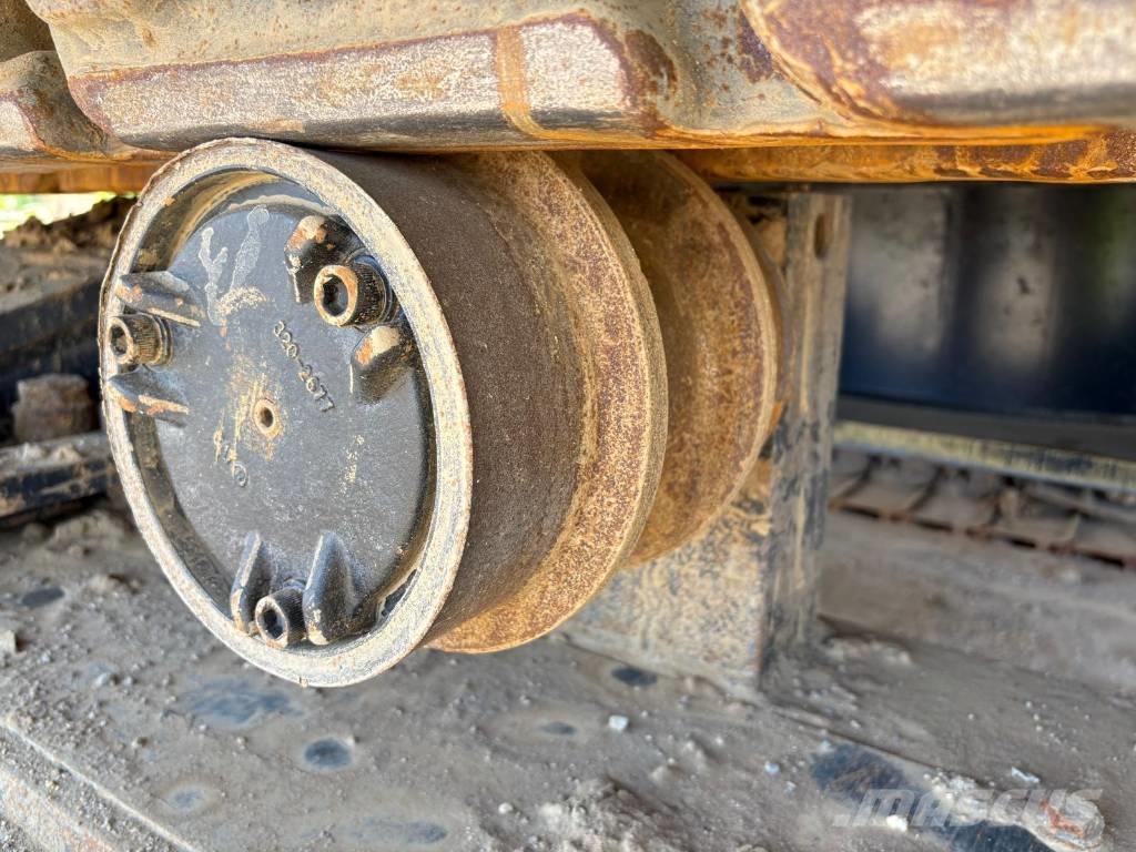 CAT 374 (On Transport) Bandgrävare