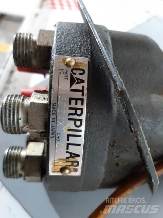 CAT 330L Hytter och interiör