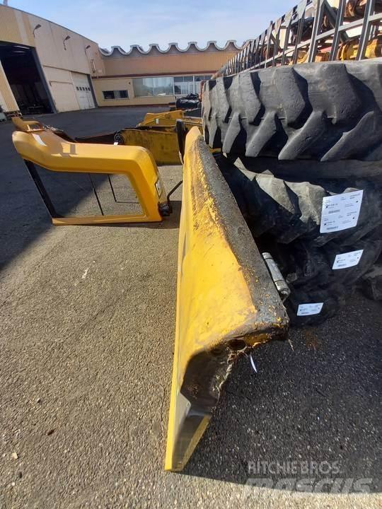 CAT M320F Hytter och interiör