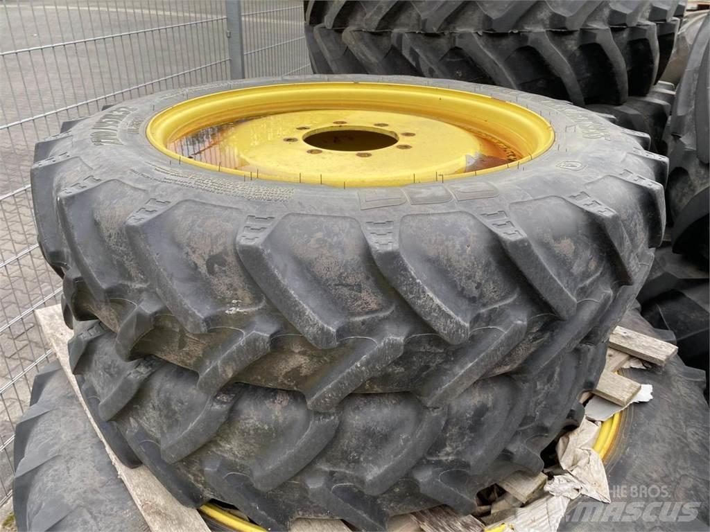 BKT 270/95R32 Däck, hjul och fälgar