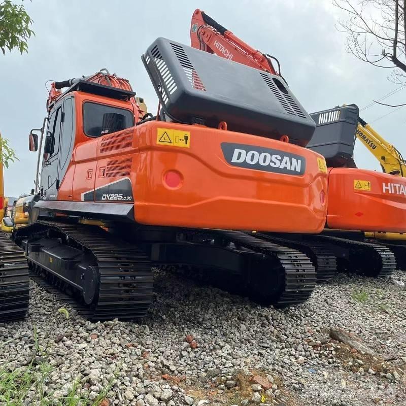 Doosan DX 225 Bandgrävare
