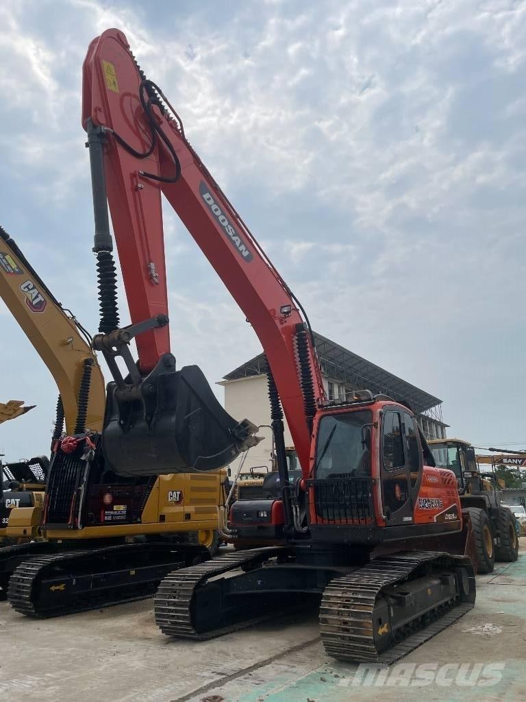 Doosan DX 225 LCA Bandgrävare