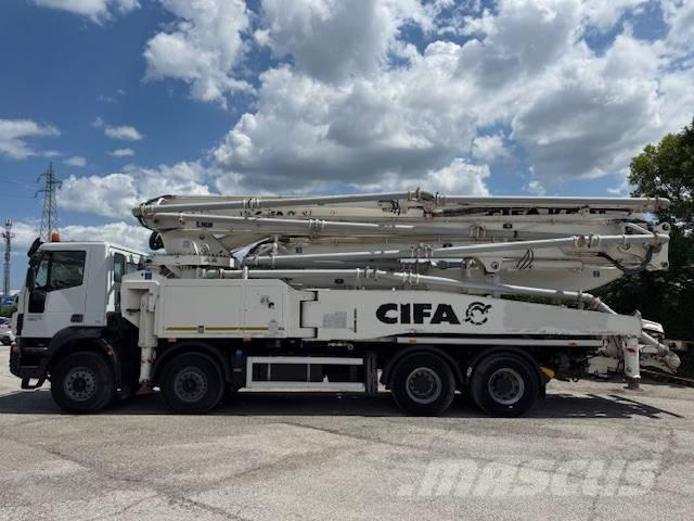Iveco Trakker 450 Lastbilar med betongpump