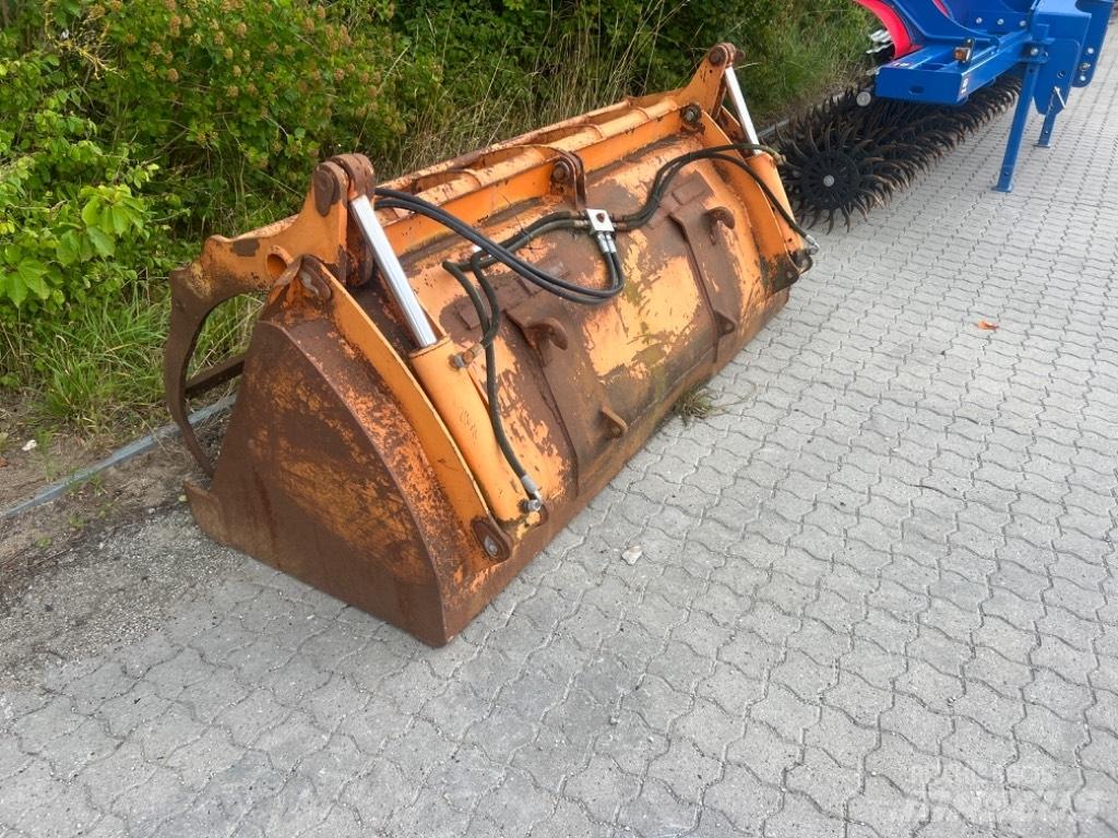  Skovl  med overfald Lastarredskap