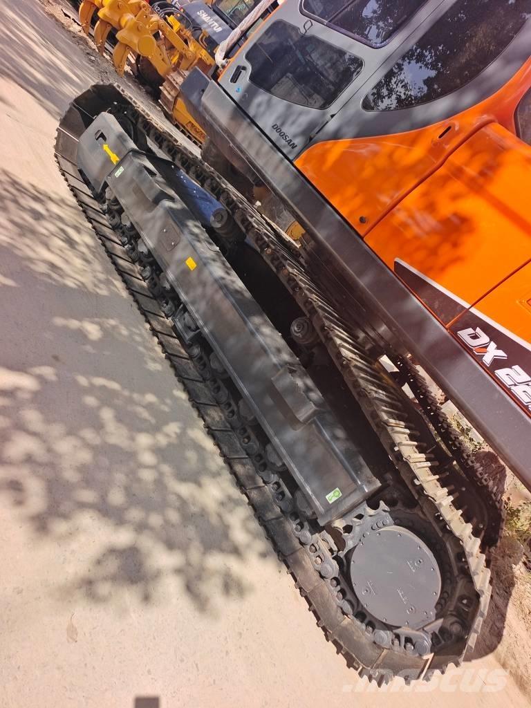 Doosan DX 225 LCA Bandgrävare