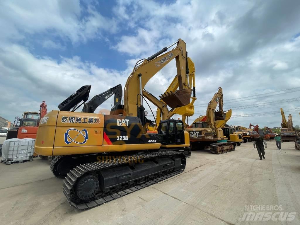 CAT 323 D Bandgrävare