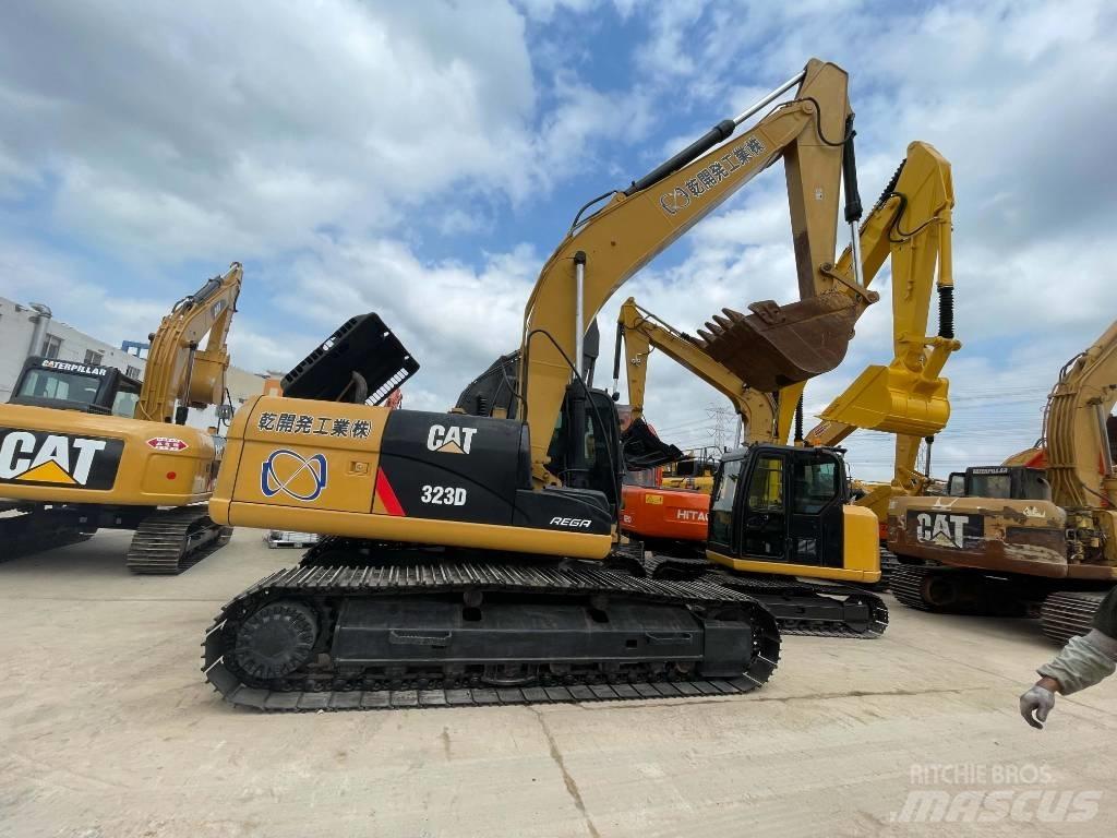 CAT 323 D Bandgrävare