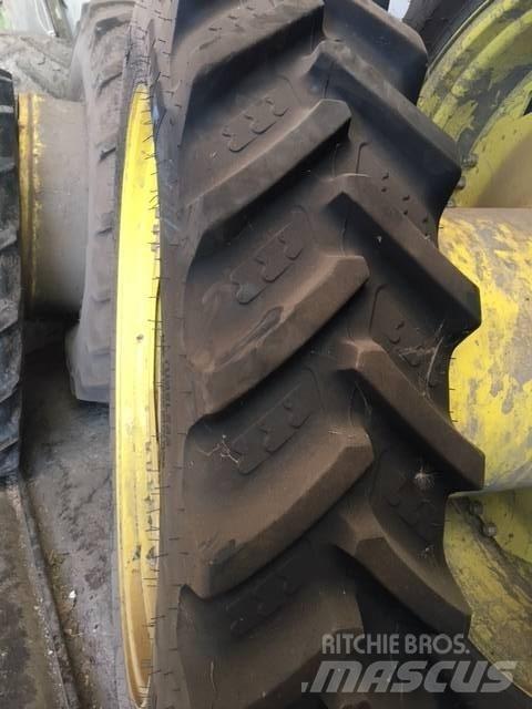 John Deere 6820 Däck, hjul och fälgar
