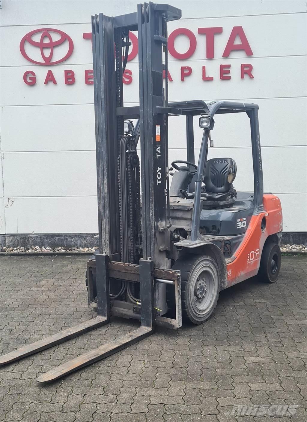 Toyota 02-8FDF30 Dieselmotviktstruckar