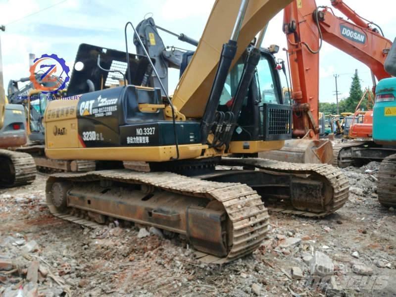 CAT 323 D L Bandgrävare