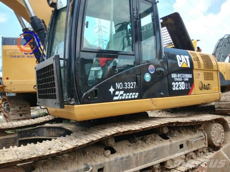 CAT 323 D L Bandgrävare