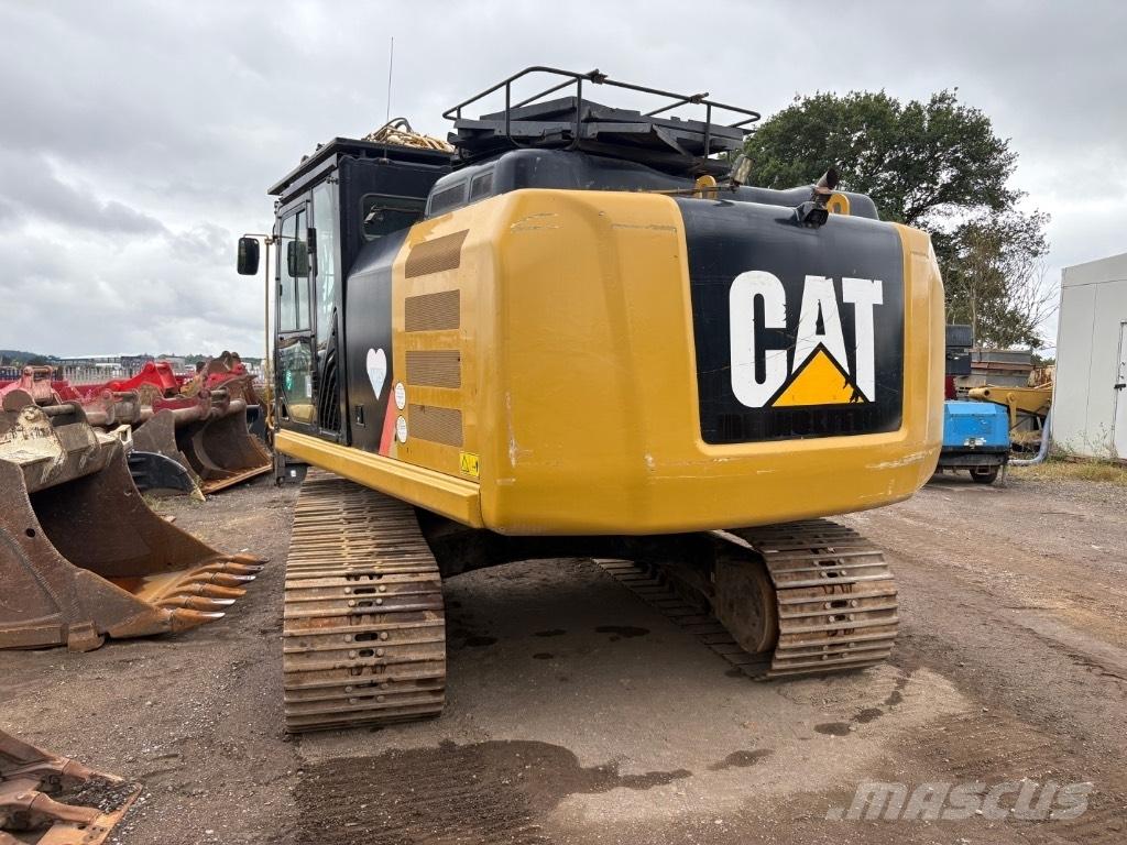 CAT 323 F L Bandgrävare