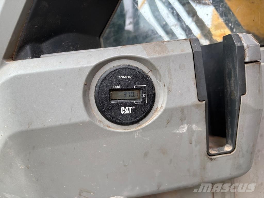 CAT 323 F L Bandgrävare