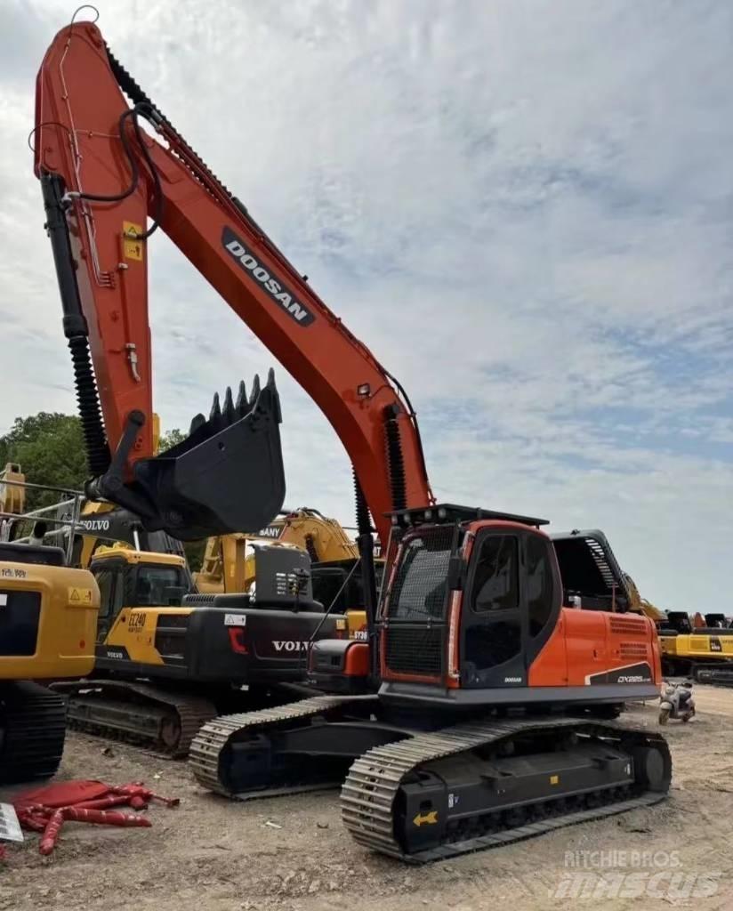 Doosan DX 225 Bandgrävare
