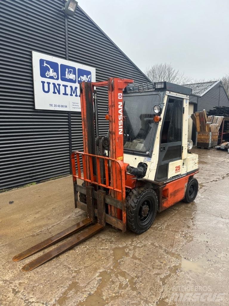 Nissan FG25 Gasolmotviktstruckar