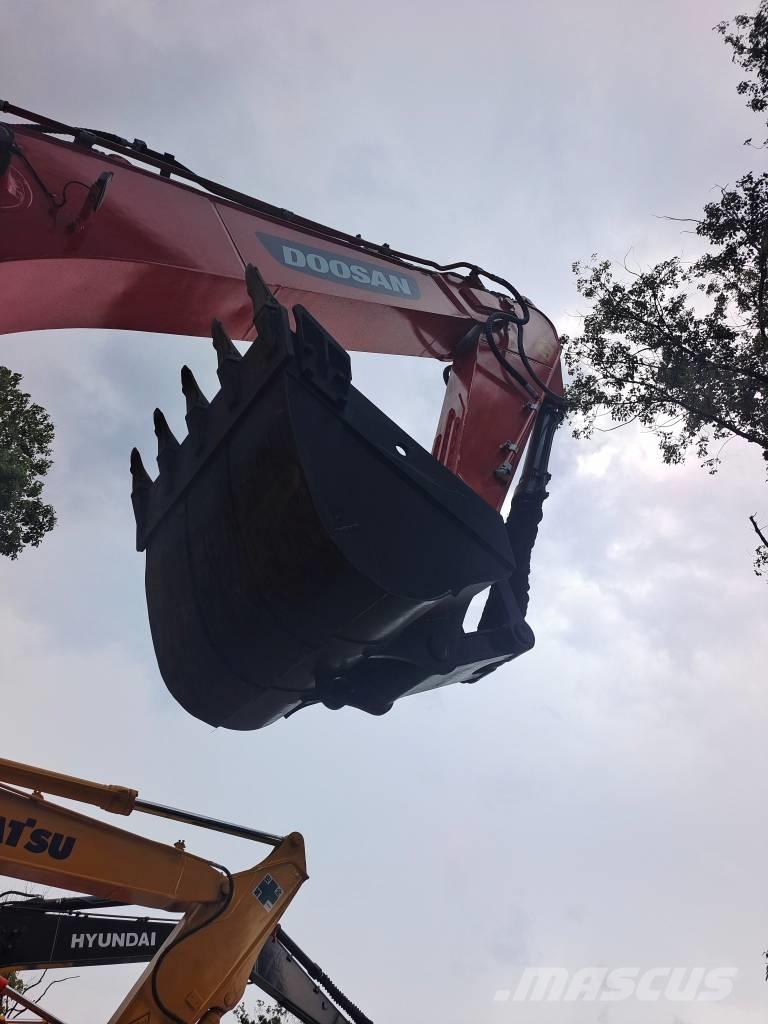 Doosan DX 225 LCA Bandgrävare