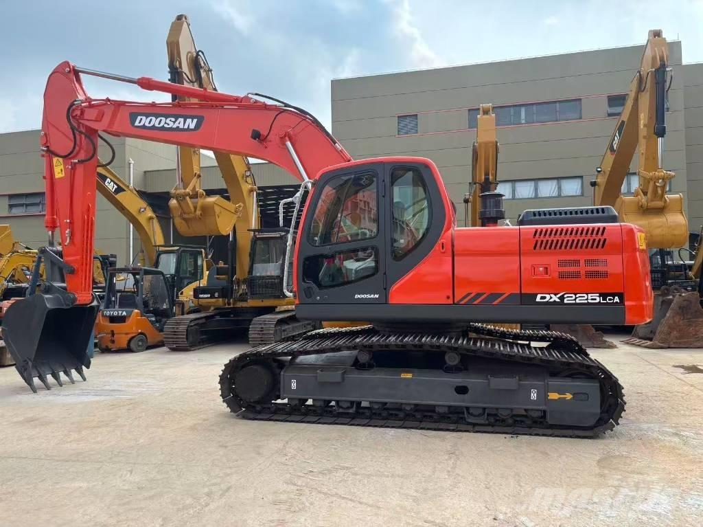 Doosan DX 225 Bandgrävare
