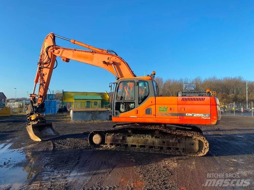 Doosan DX 255 LC Bandgrävare