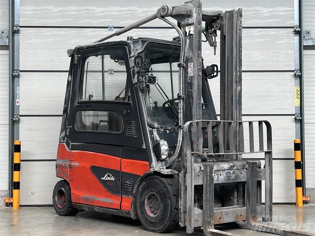 Linde E30L-01 Elmotviktstruckar