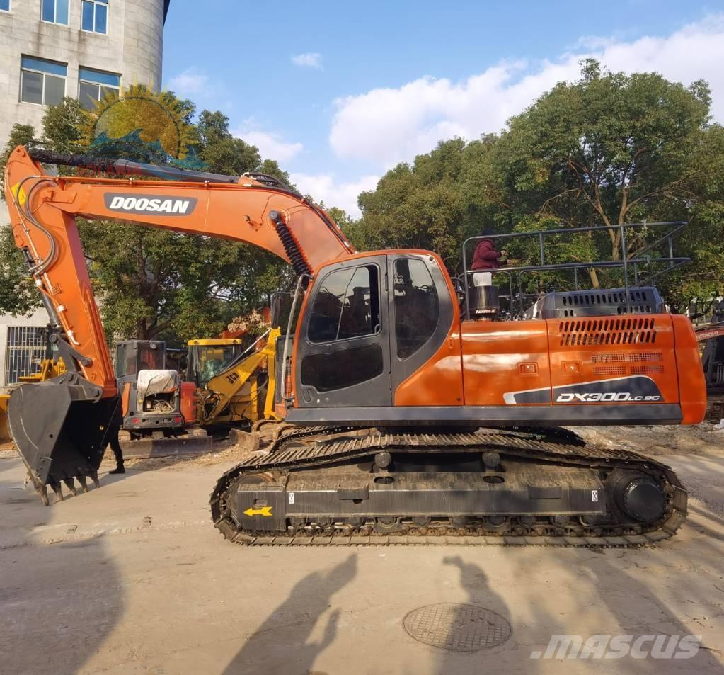 Doosan DX 300 LC Bandgrävare